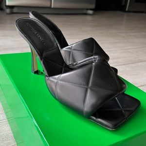 Women Bottega Veneta Heels Size 8 in Black.
